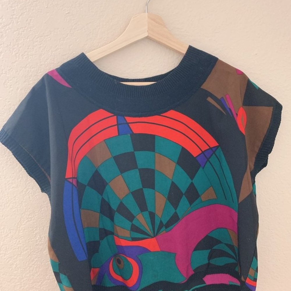 Geometric design top